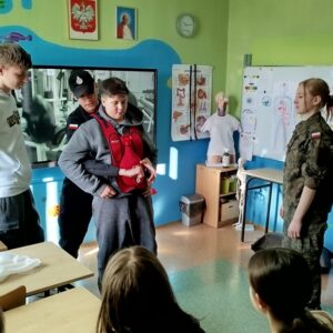 25_Pierwsza_pomoc_w_wykonaniu_kadetów_15