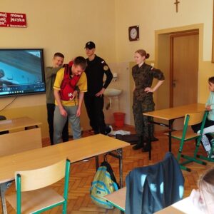 25_Pierwsza_pomoc_w_wykonaniu_kadetów_17