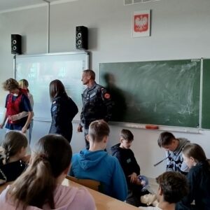 25_Pierwsza_pomoc_w_wykonaniu_kadetów_26