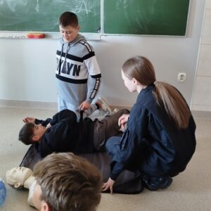 25_Pierwsza_pomoc_w_wykonaniu_kadetów_27