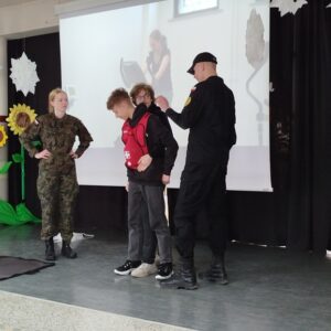 25_Pierwsza_pomoc_w_wykonaniu_kadetów_9