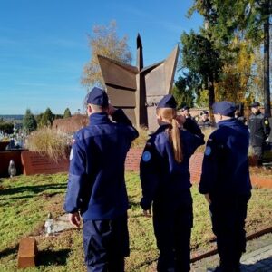 25_hold_na_cmentarzu_10