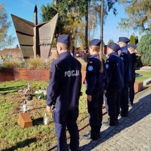 25_hold_na_cmentarzu_16