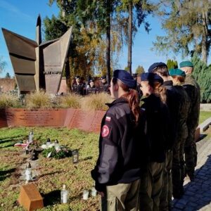 25_hold_na_cmentarzu_18