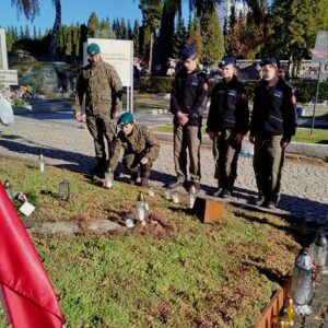 25_hold_na_cmentarzu_19