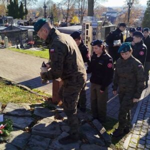 25_hold_na_cmentarzu_4