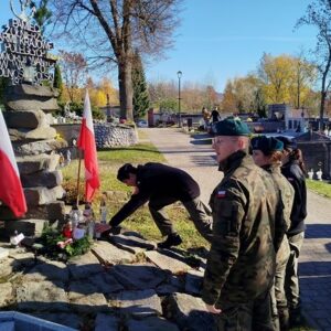 25_hold_na_cmentarzu_5