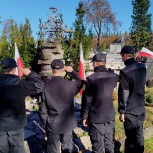 25_hold_na_cmentarzu_8